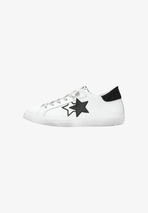 Sneakers bianche in pelle con dettaglio a stella nera, lacci grigi e tallone in suede nero. Presentano una suola in gomma con segni di usura leggeri.