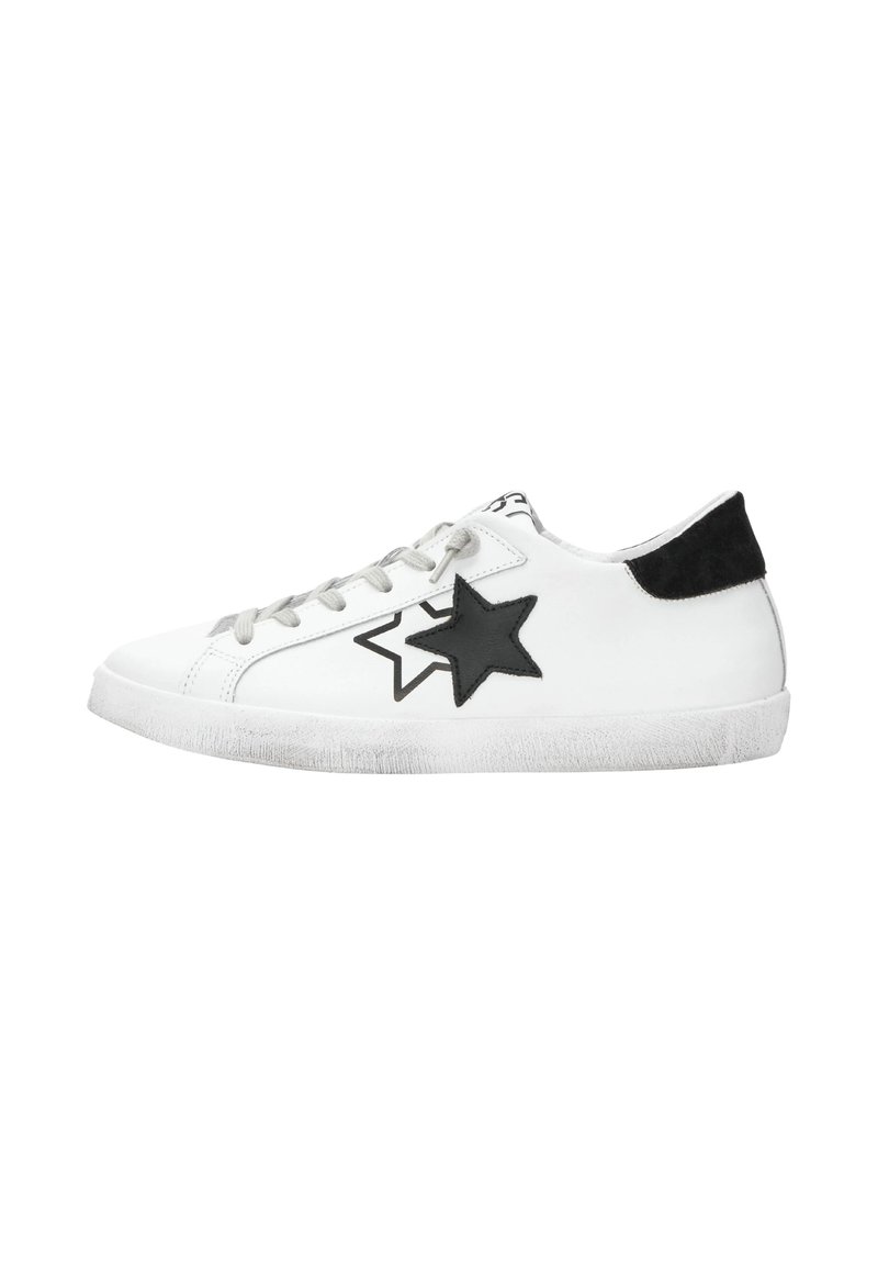 Sneakers bianche in pelle con dettaglio a stella nera, lacci grigi e tallone in suede nero. Presentano una suola in gomma con segni di usura leggeri.