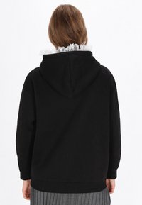 Sudadera con capucha negra de textura suave, con capucha ajustable con cordón y detalle de encaje en el escote. Corte casual y relajado, con puños acanalados.