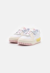 Biała tenisówka z pastelowymi różowymi, niebieskimi i szarymi akcentami. Posiada teksturowaną gumową podeszwę, sznurowanie oraz wielowarstwowe detale materiału.