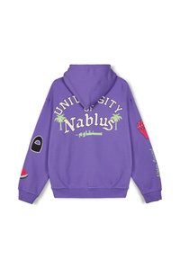 Fioletowa bluza z kapturem z napisem "Uniwersytet w Nablusie". Posiada grafiki palm, naszywkę arbuza oraz wzór podniesionej pięści na rękawach.