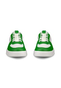Gröna och vita sneakers med en slät läderöverkänsla, perforerad tådel, vita snören och vit gummisula. Enkel design med kontrasterande färger.
