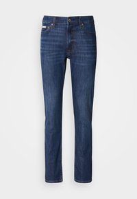 Vaqueros de mezclilla azul oscuro con corte recto, diseño de cinco bolsillos, cierre de botón y detalles sutiles desgastados en la parte delantera.