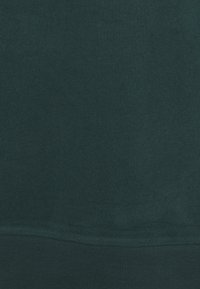Felpa verde scuro, tessuto morbido, polsini e orlo a costine, texture liscia, senza motivi o loghi visibili. Design classico, vestibilità casual.
