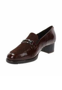 Mocasines de mujer en marrón oscuro con tacón bajo, parte superior de ante y lados de cuero brillante, con detalle de estribo de metal plateado.