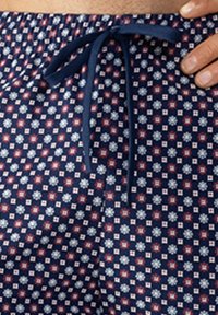 Korte broek met marineblauw patroon, voorzien van witte en rode bloemenmotieven, een trekkoord in de taille en een soepele textuur.