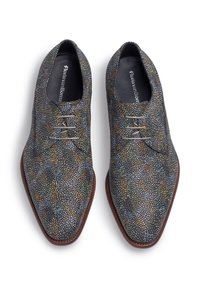Chaussures habillées texturées avec un motif à pois multicolores. Tige en cuir de teintes bleu, vert et orange, avec un bout pointu et des lacets en cuir.