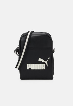 Schwarze Umhängetasche mit weißem Puma-Logo, Reißverschluss, verstellbarem gestreiftem Tragegurt und strapazierfähigem Stoff. Verfügt über eine Vordertasche.