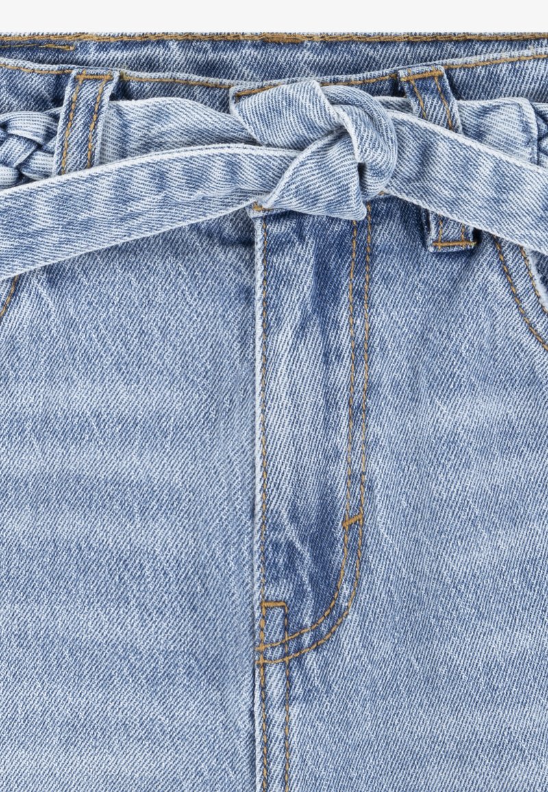 Shorts in denim azzurro chiaro con cintura intrecciata, orli sfilacciati e dettagli di cucitura visibili, realizzati in un tessuto liscio e strutturato.