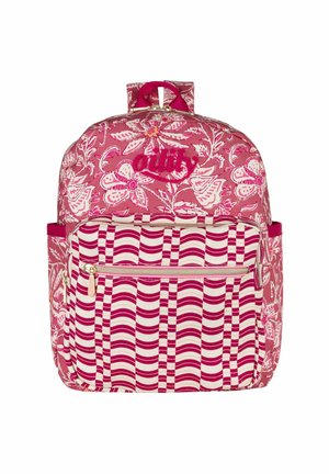 Sac à dos rose avec motifs floraux blancs et roses, poche avant à rayures ondulées et petite poignée sur le dessus.