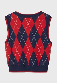 Rood en marineblauw gebreid mouwloos vest met een argylepatroon en witte accenten, voorzien van een ribbelkraag en -zoom.