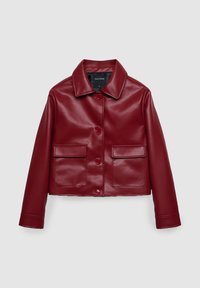Veste courte en simili cuir rouge avec un devant à boutons, un col pointu et deux poches poitrine. Texture lisse et coupe ajustée.