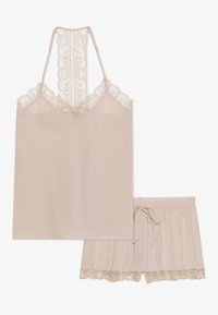 Nøgen pyjamassæt bestående af en cami med blondekant og tynde stropper samt matchende shorts med blondekant og justerbar snøre i taljen.