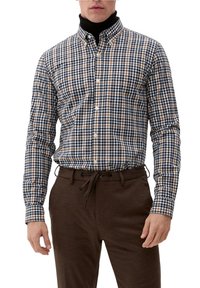 Geruite button-down shirt in marineblauw, bruin en wit, met een kraag en voorzakken. Gecombineerd met donkerbruine joggerbroeken met trekkoord.