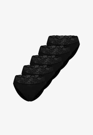Cinq sous-vêtements féminins noirs avec des ceintures en dentelle disposés en rangée diagonale sur fond blanc.