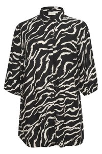Chemise à boutons noir et blanc avec un imprimé zèbre, dotée d'un col, de manches trois-quarts et d'une coupe décontractée. Texture de tissu lisse.