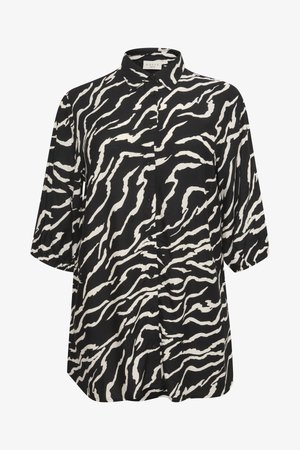 Čierno-biela košeľa s gombíkmi, s potlačou zebry, obsahuje golier, rukávy do trištvrť, a voľný strih. Hladká textúra tkaniny.