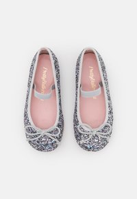 Ballerine luccicanti con bordo argento e dettaglio a fiocco. La soletta è rosa e il materiale esterno presenta un mix di glitter viola e argentato.