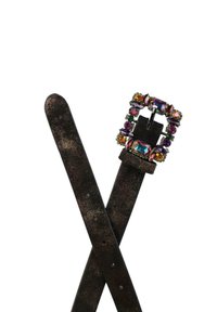 Cinturón de cuero negro con textura brillante, que presenta una hebilla decorada con joyas adornadas con gemas multicolores. Hebilla rectangular con gancho.