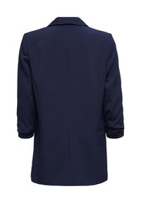Blazer bleu marine avec col, manches trois-quarts, fente au dos et texture lisse. Sans fermetures visibles, conçu pour une coupe ajustée.