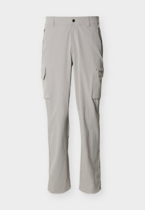Ανοιχτόγκρι παντελόνι cargo με κουμπιά, θηλιές για ζώνη, πλαϊνές τσέπες με φερμουάρ και τσέπη με καπάκι στο δεξί μηρό με λογότυπο.