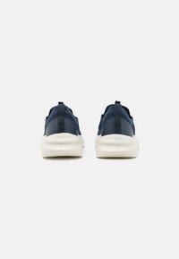 Marineblauwe sport schoenen met een ademend mesh bovenwerk en een gladde rubberen zool. Voorzien van een treklus voor gemakkelijke aan- en uitkleding.
