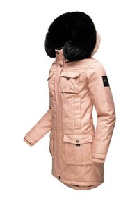Roze, gewatteerde parka met een met bont gevoerde capuchon, meerdere voorzakken en een ritssluiting. Bevat een strakke, gestroomlijnde vorm en geribde manchetten.
