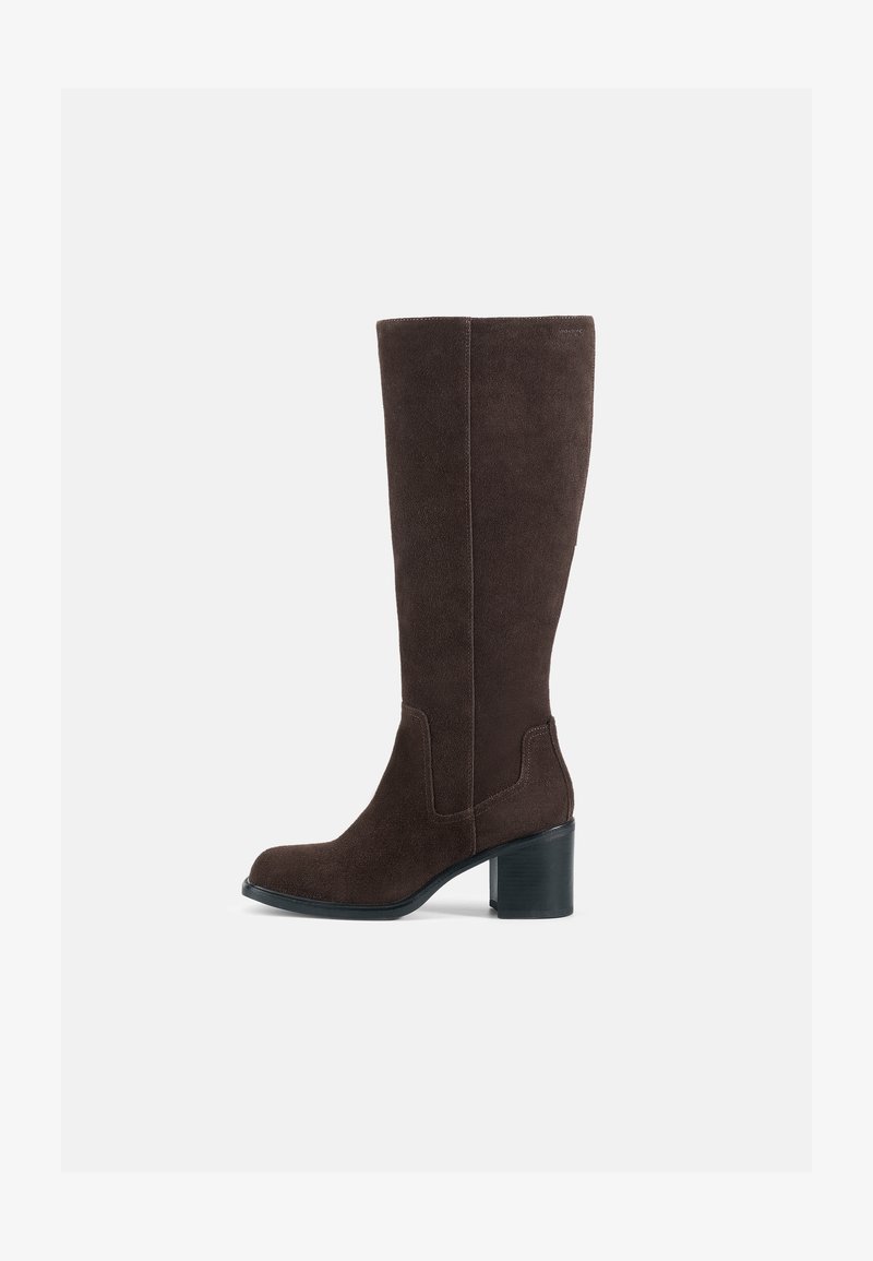 Stivali alti al ginocchio in suede marrone con tacco a blocco e finitura liscia. Punta arrotondata e dettagli di cucitura distintivi sul gambale.
