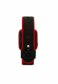 Zwarte rubberen smartwatchband met rode accenten, gaten voor aanpassing en een solide zwarte gesp. Bevat een ronde wijzerplaat.