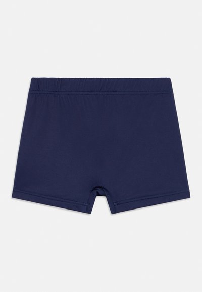 Bañador azul marino fabricado con tela suave y elástica. Presenta una cinturilla elástica y una longitud a mitad del muslo, sin acentos adicionales.