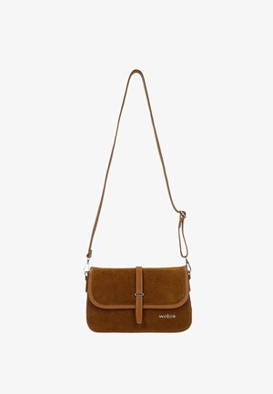 Brązowa torba na ramię z zamszu z regulowanym paskiem, przednią klapką oraz małym metalowym logo "wojas" w dolnym prawym rogu.