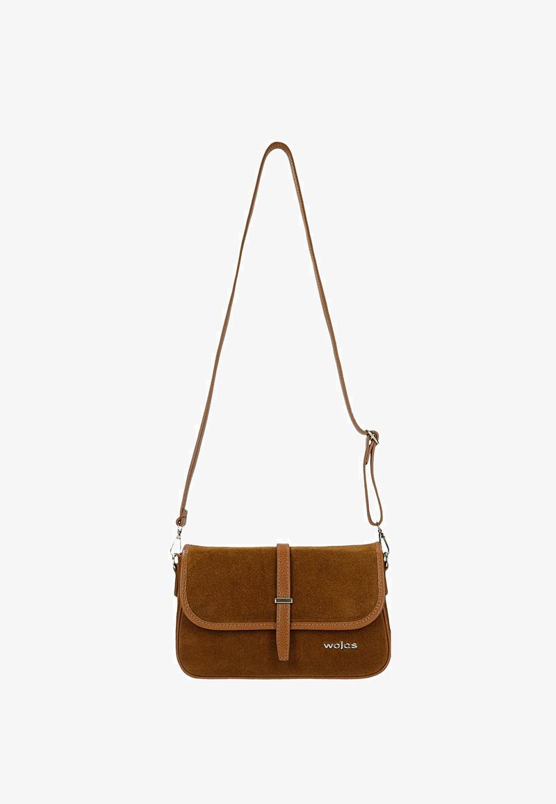 Καφέ δερμάτινη τσάντα crossbody με ρυθμιζόμενο λουράκι, εμπρόσθιο καπάκι και μικρό μεταλλικό λογότυπο "wojas" στην κάτω δεξιά γωνία.