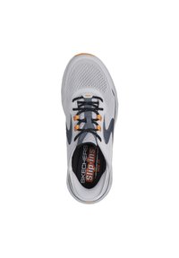 Skechers slip-on tenisice u sivoj mrežastoj tkanini s crnim vezicama i narančastim detaljima. Imaju širok kroj i podstavljenu unutrašnjost za udobnost.