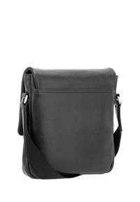 Czarna skórzana torba listonoszka z klapą na zgięciu, regulowanym nylonowym paskiem i gładką fakturą. Charakteryzuje się minimalnym przeszyciem i metalowymi elementami.