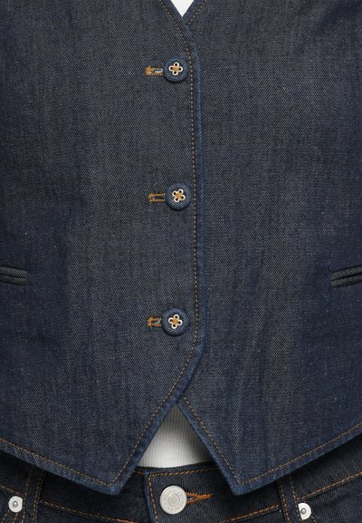 Gilet in denim scuro con cinque bottoni, cuciture a contrasto e due tasche laterali. Il tessuto ha una superficie liscia con un design dal taglio classico.