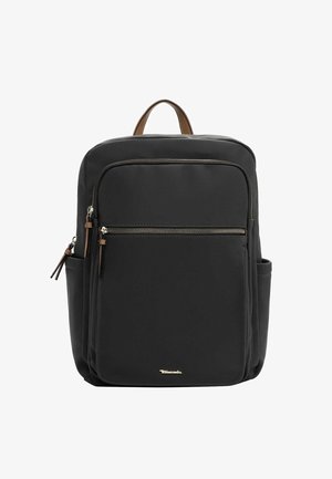 Zwarte rechthoekige rugzak met voor- en zijvakjes met rits, leren handvat en klein gouden logo aan de onderkant van de voorkant.