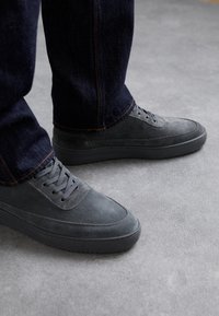 Unselected, all dark grey
