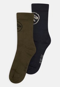 Dois pares de meias de algodão: um par verde-oliva com um logo, e o outro azul-marinho com um logo branco em contraste. Punhos canelados e textura suave.