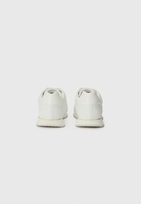 Scarpe da ginnastica bianche con sezioni del tallone texturizzate e una parte superiore liscia. Presentano una punta arrotondata e un design minimalista con una suola leggera.
