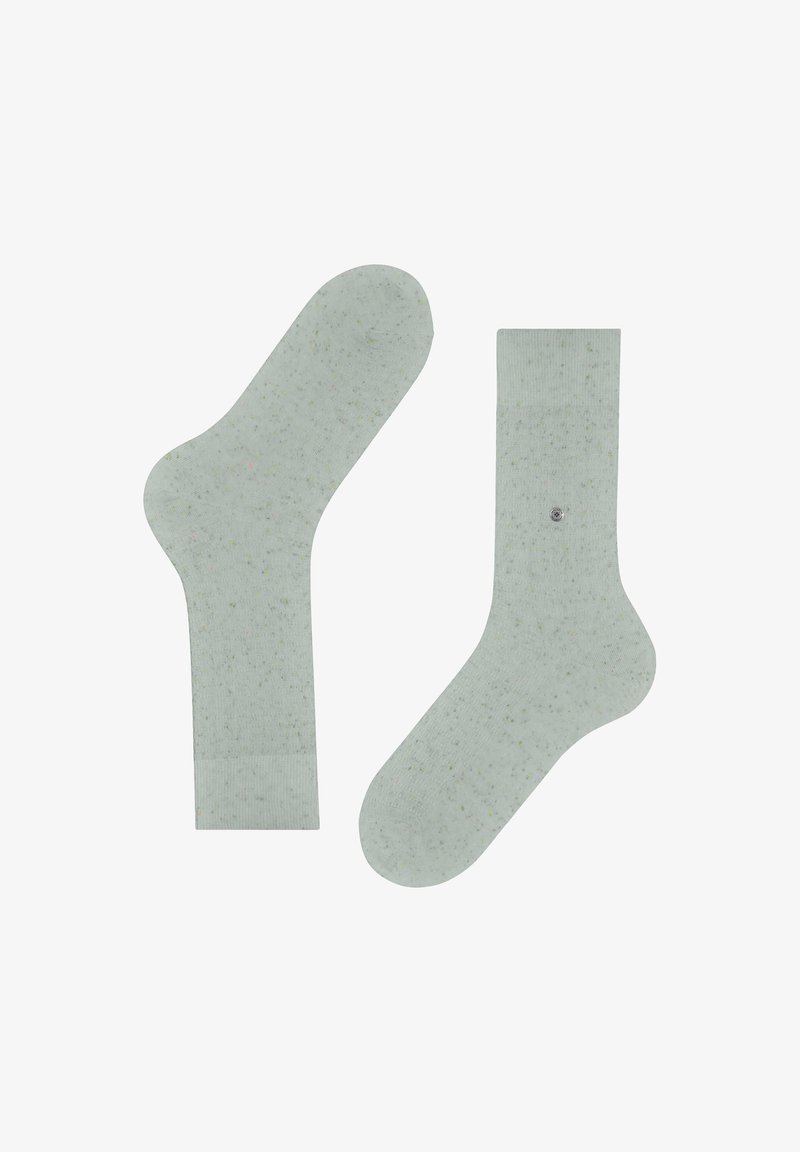 Chaussettes basses vert clair mouchetées, étalées à plat, montrant les vues avant et arrière, avec des bordures côtelées et un petit logo rond sur une chaussette.