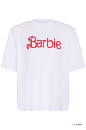 Λευκό T-shirt με κοντά μανίκια και κόκκινο κείμενο "Barbie" στο κέντρο μπροστά, σε χαριτωμένη, καλλιγραφική γραμματοσειρά.