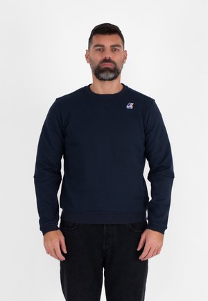 Felpa blu navy realizzata in morbido tessuto, con scollo a girocollo a coste, maniche lunghe e un piccolo logo sul petto a sinistra.