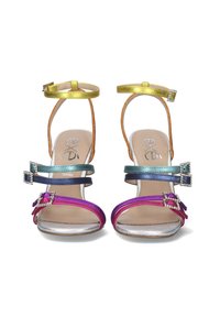 Sandalias de tacón alto multicolores con correas de cuero en dorado, naranja, verde azulado, verde, púrpura y plateado, que presentan hebillas decorativas.