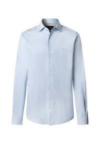 Svijetloplava košulja dugih rukava od glatkog materijala, s klasičnom kragnom, prednjim dugmadi i suptilnim izvezenim logom na prsima.