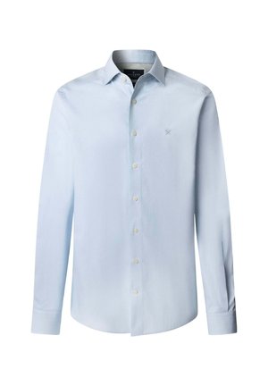 Svijetloplava košulja dugih rukava od glatkog materijala, s klasičnom kragnom, prednjim dugmadi i suptilnim izvezenim logom na prsima.
