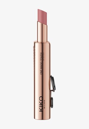 Rose gold leppeprodukt med en buet, skrå spiss. Har preget merkevarenavn og innebygd vridemechanisme for påføring.
