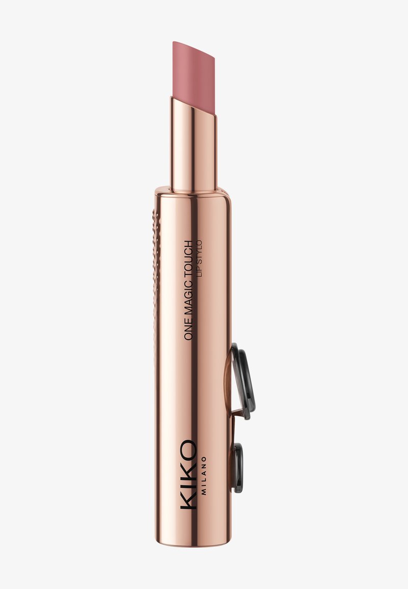 Rose gold leppeprodukt med en buet, skrå spiss. Har preget merkevarenavn og innebygd vridemechanisme for påføring.