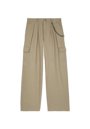 Beige Cargohose mit weitem Bein, vorne mit Bundfalten, Klappentaschen an den Seiten, Gürtelschlaufen, Knopfverschluss und angebrachtem Metallkettchen auf der rechten Seite.