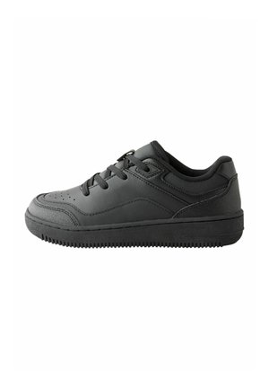 Lage zwarte sneaker met veters aan de voorkant, gestructureerde zool, gevoerde kraag en gestikte paneeldetails op synthetisch leren bovenwerk.
