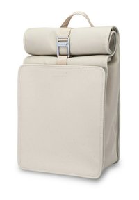 Béžový batoh s rolovacím uzávěrem, stříbrnou kovovou sponou, hladkým materiálem, obdélníkovým tvarem a velkou plochou přední kapsou.